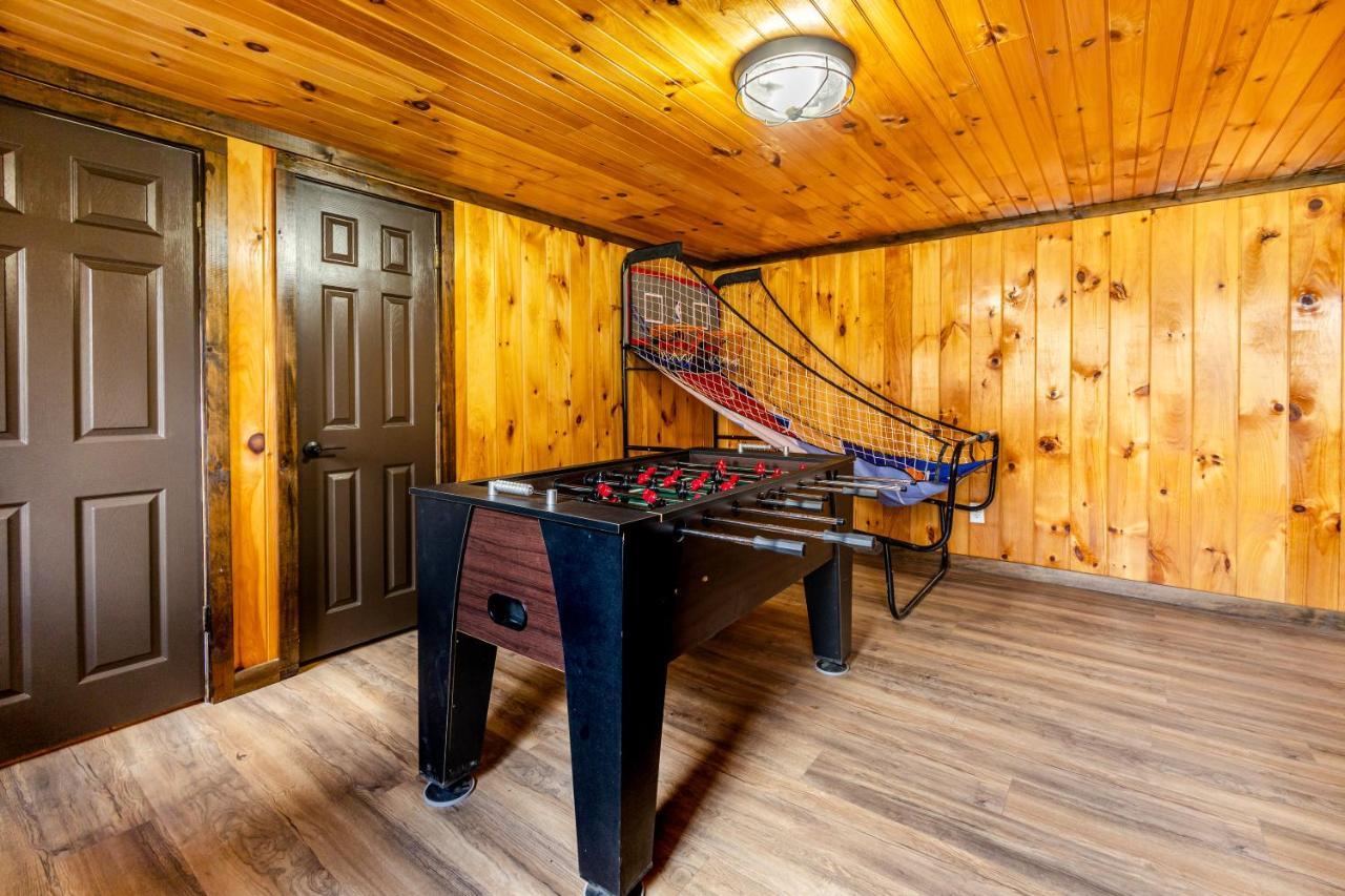 Fun Cabin With Hot Tub, Pool Table & Fire Pit - Big Blue Bryson City Exteriör bild
