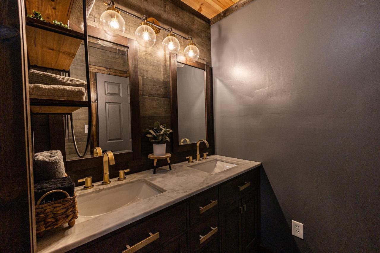 Fun Cabin With Hot Tub, Pool Table & Fire Pit - Big Blue Bryson City Exteriör bild