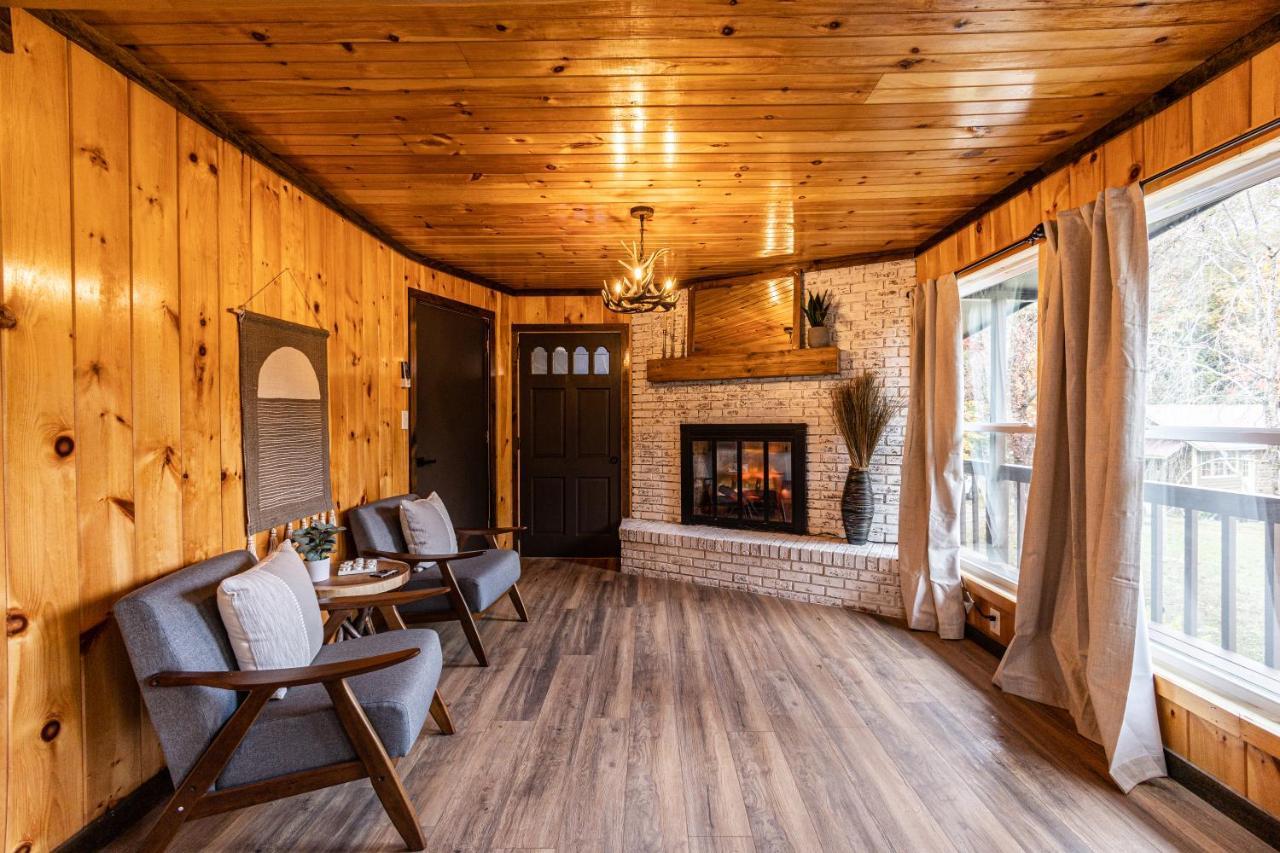 Fun Cabin With Hot Tub, Pool Table & Fire Pit - Big Blue Bryson City Exteriör bild