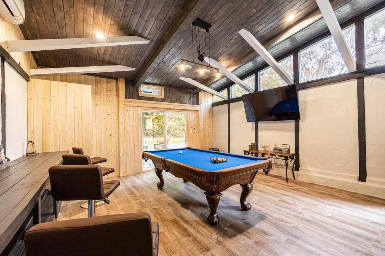 Fun Cabin With Hot Tub, Pool Table & Fire Pit - Big Blue Bryson City Exteriör bild