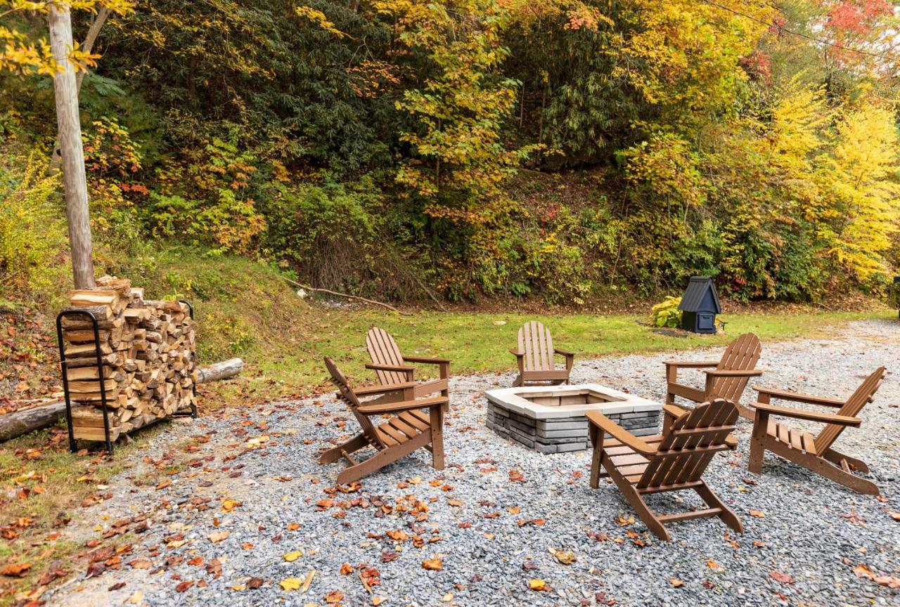 Fun Cabin With Hot Tub, Pool Table & Fire Pit - Big Blue Bryson City Exteriör bild