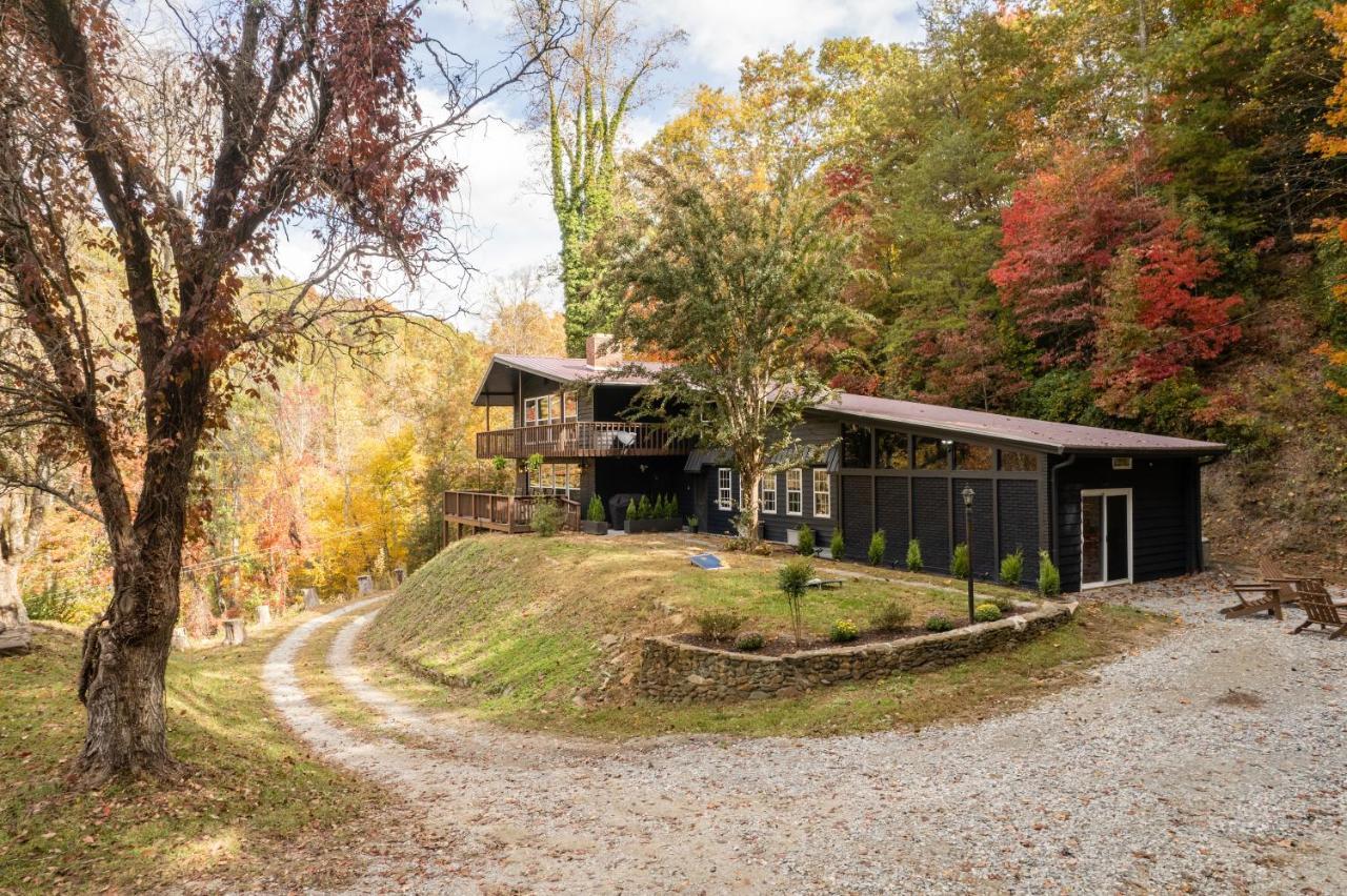 Fun Cabin With Hot Tub, Pool Table & Fire Pit - Big Blue Bryson City Exteriör bild