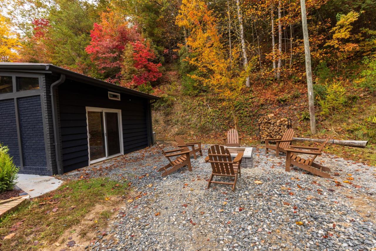 Fun Cabin With Hot Tub, Pool Table & Fire Pit - Big Blue Bryson City Exteriör bild