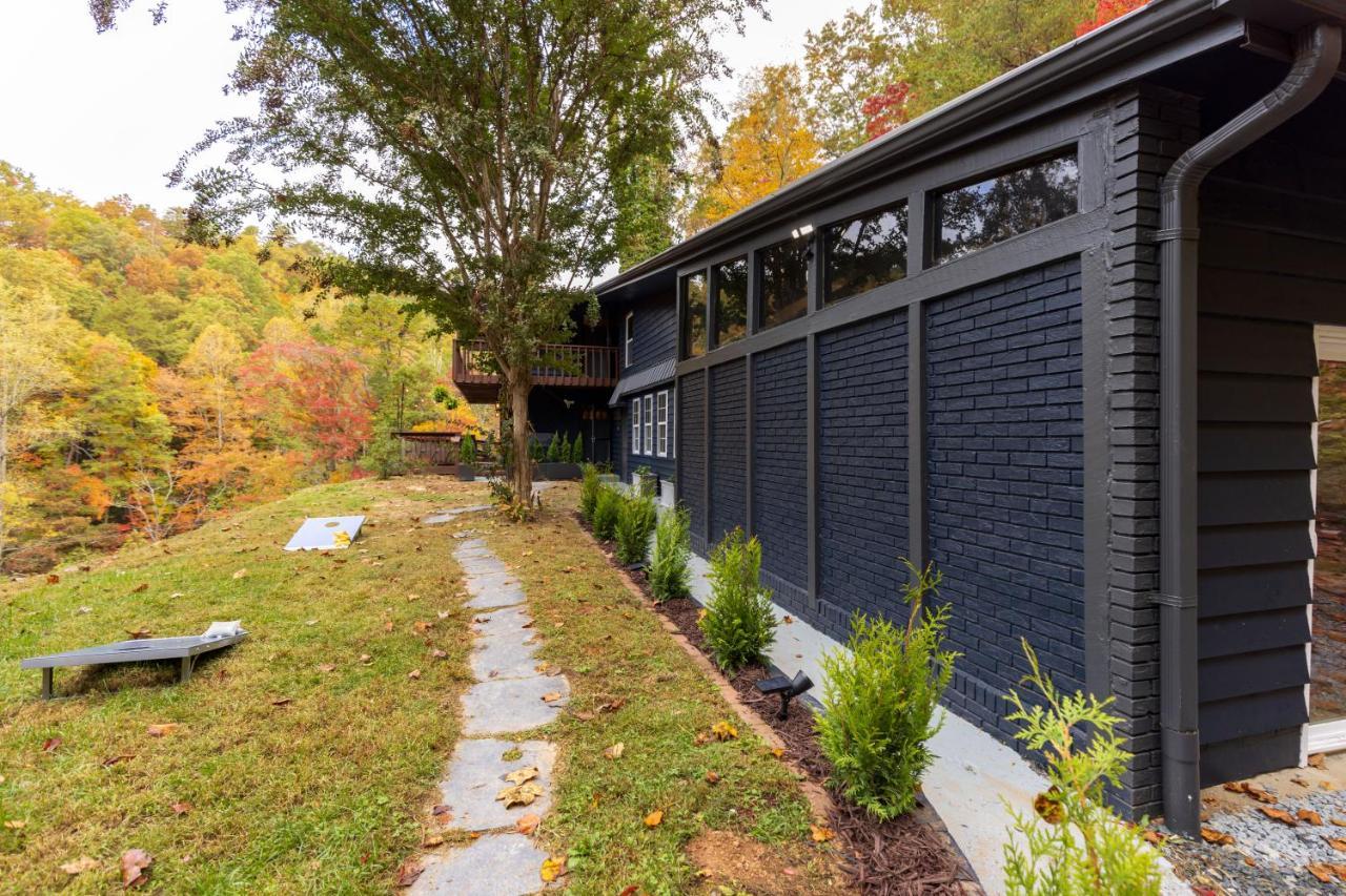 Fun Cabin With Hot Tub, Pool Table & Fire Pit - Big Blue Bryson City Exteriör bild