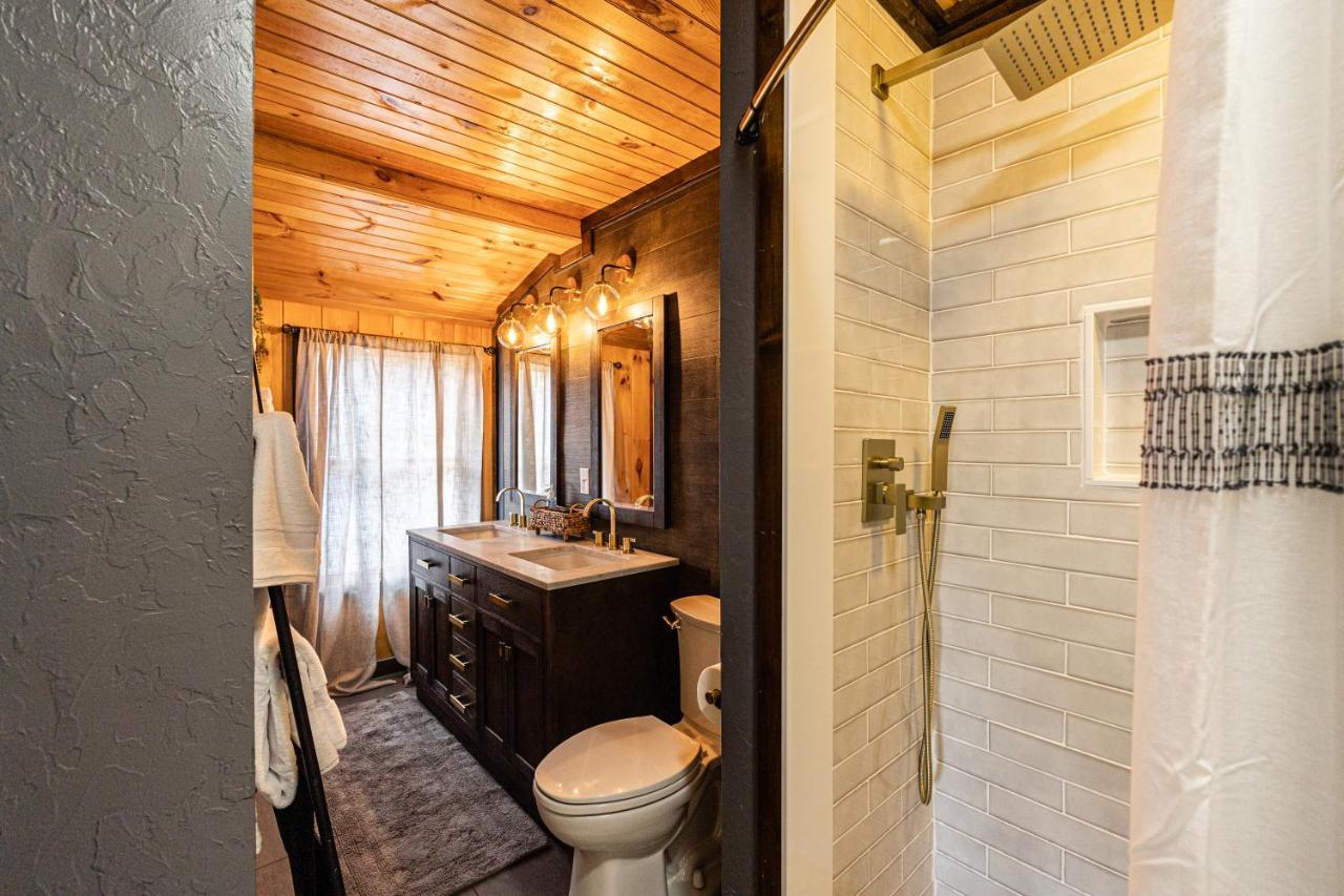 Fun Cabin With Hot Tub, Pool Table & Fire Pit - Big Blue Bryson City Exteriör bild
